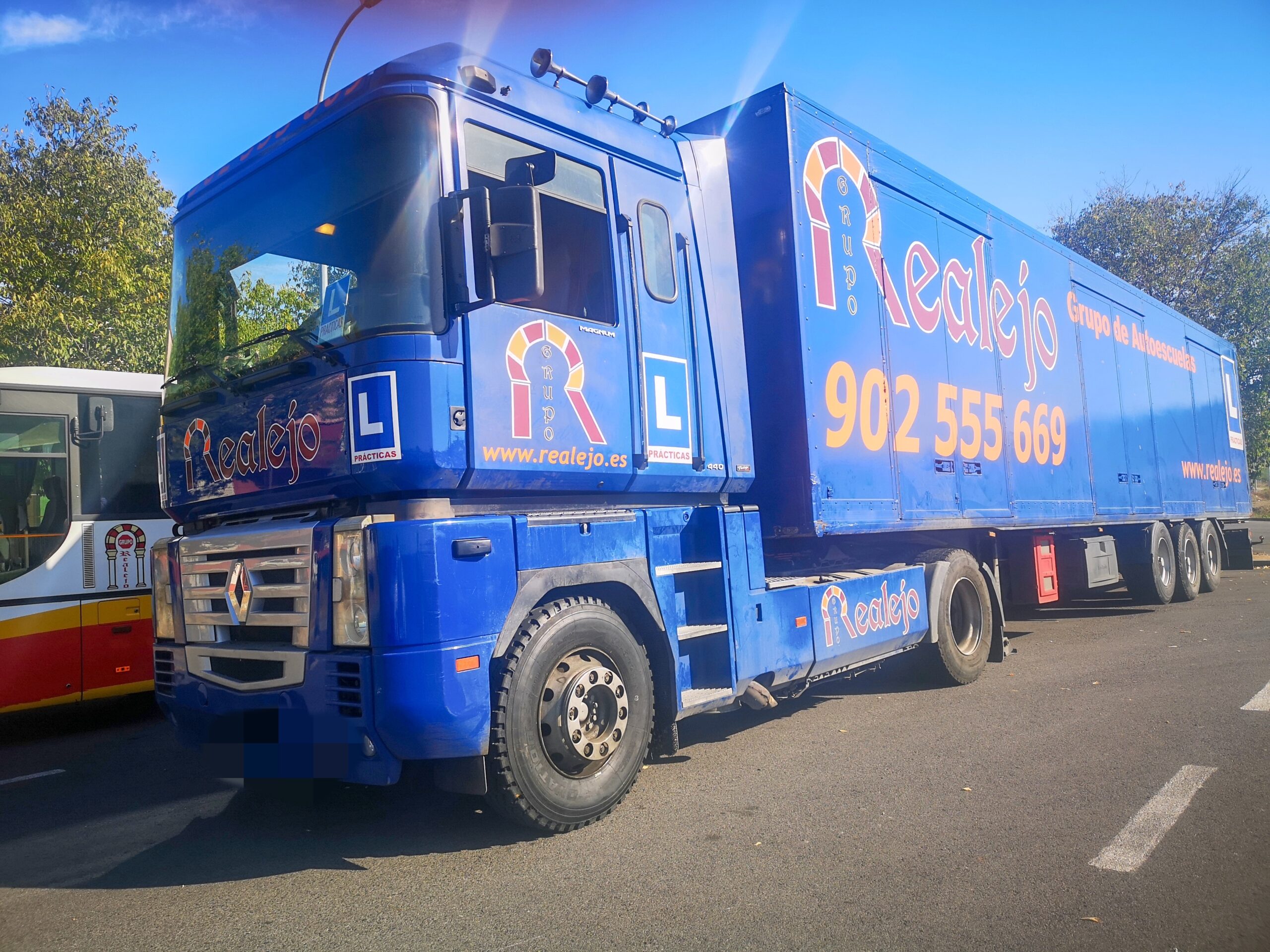 Camión articulado para formación permiso C+E en Grupo Realejo Córdoba